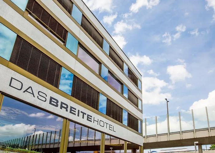 Dasbreitehotel am Rhein